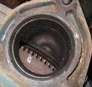 Flywheel teeth damaged by startermotor pinion