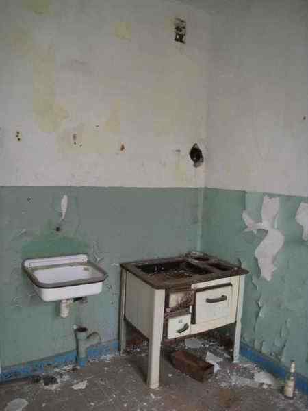 Soldiers room with Glutos cooker and sink