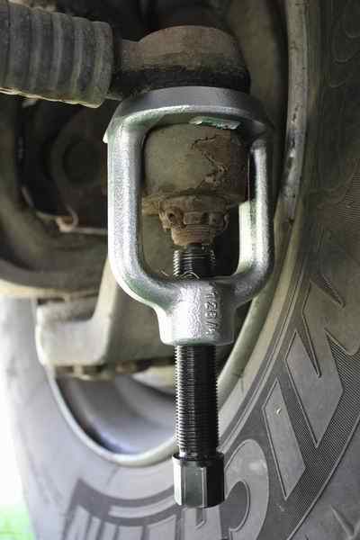 Ball joint separator removal tool mounted on Mercedes Benz truck 1719 steering rod